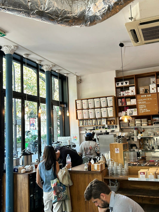 Le comptoir du coffeeshop KB Roasters Pigalle