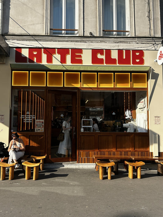 Devanture du Latte Club, rue du Faubourg Saint-Antoine à Paris : lettres rouges et vitrine en bois
