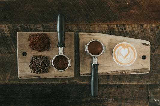 Matériel de préparation du café vu de dessus : dripper, carafe, moulin et tasses