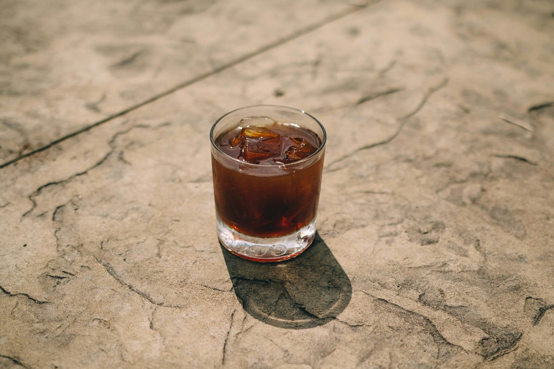 Un verre de cold brew servi sur glaçons