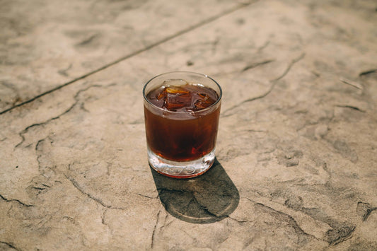 Un verre de cold brew servi sur glaçons